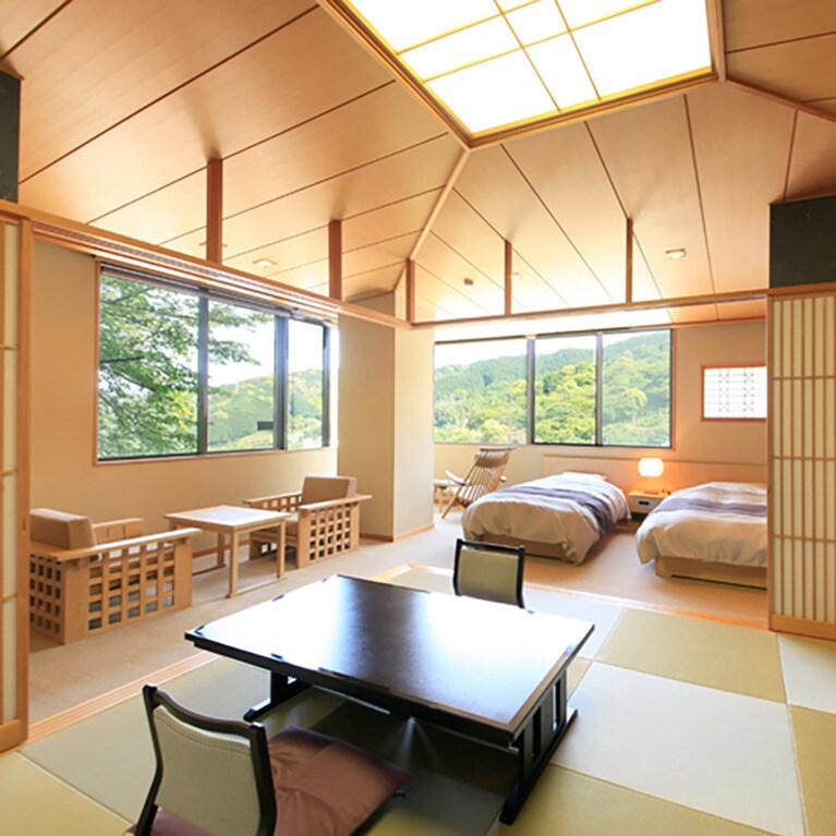 写真は和の雰囲気が漂う特別室。大きな窓からは綱代の町と海を見渡せる。