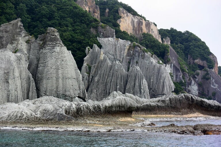 材木が石柱に変わったという源義経の伝説もあながち信じられなくもない風景。