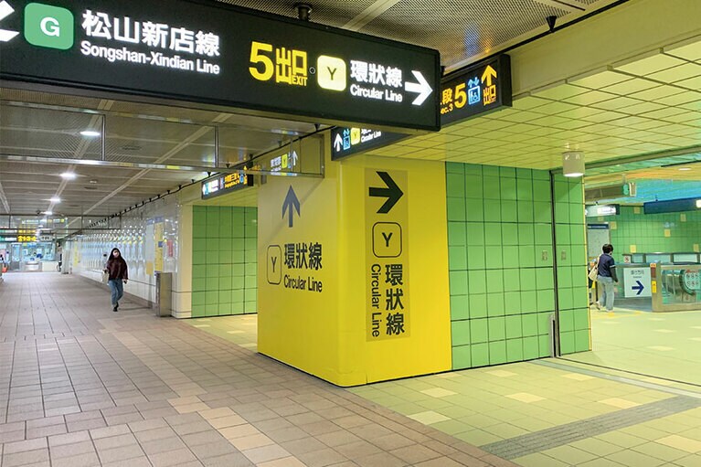 5番出口の方向に向かえば、目の前に広がるのは一際明るい通路。