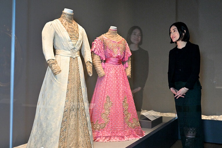「ローブ・モンタント」とも呼ばれた通常礼服。当時のヨーロッパの流行が取り入れられている。