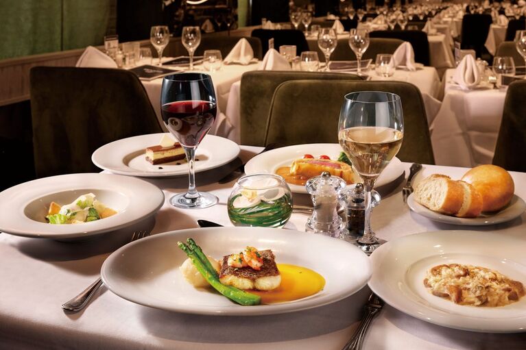 日替わりのフルコースディナーも料金に含まれる