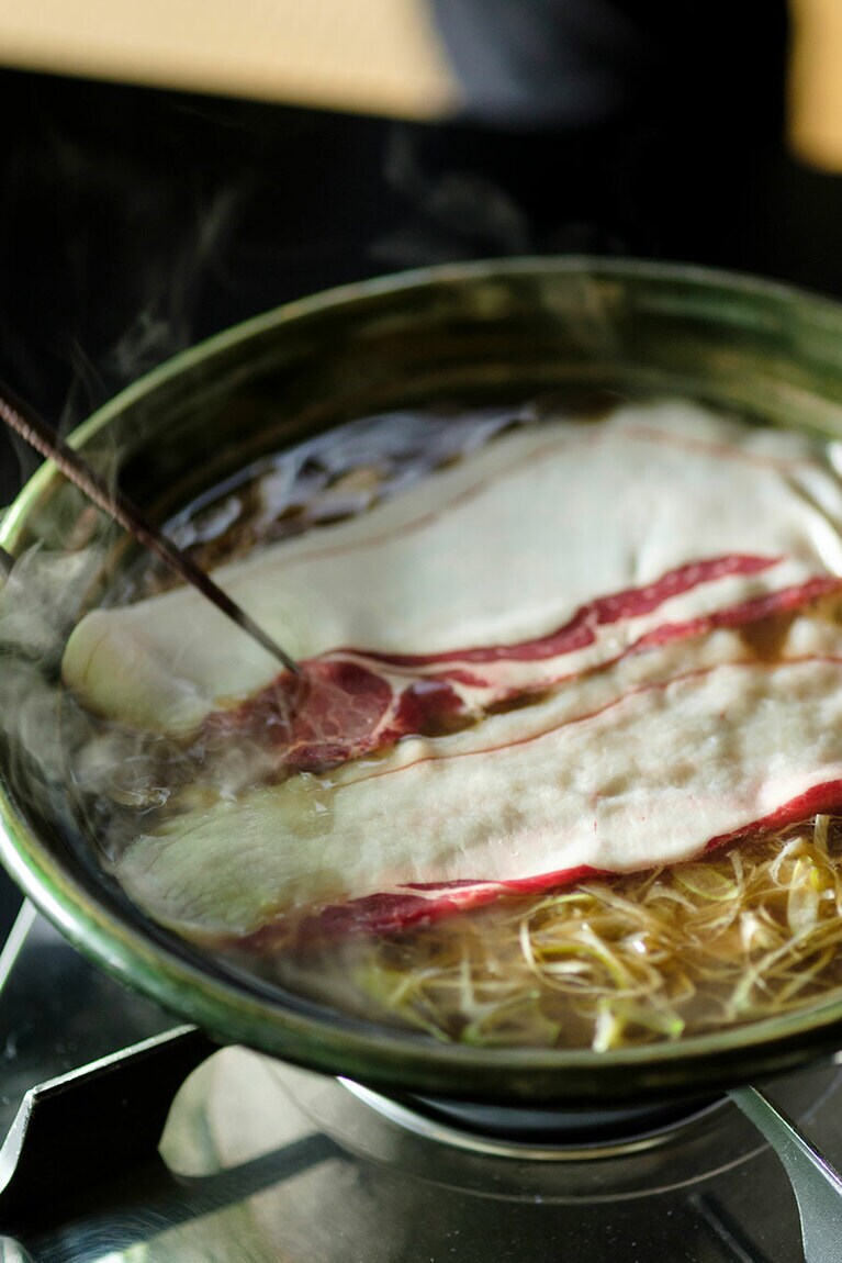 冬から春先にかけてのお楽しみ、熊鍋。熊肉の美しさ、美味しさに加え、発酵出汁の深みがクセになる。