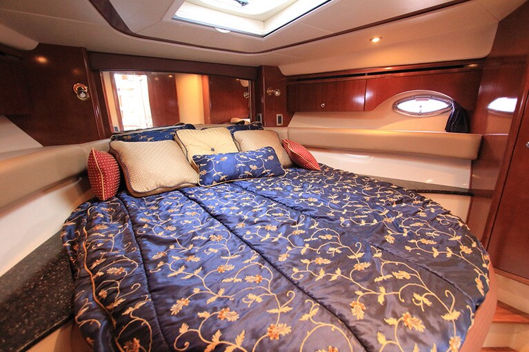 ベッドルームにシャワールームも完備。