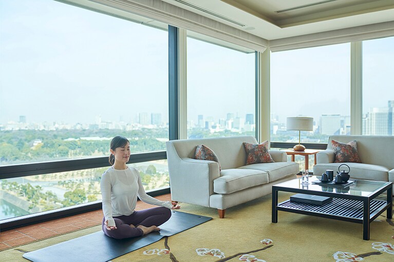 【1:30 pm／専属トレーナーによるマインドフルネスプログラム】専用客室にて専属トレーナーによるパーソナルトレーニング（45分）。マンツーマンだから達成感も高く、自己肯定感もアップ。また、ヨガマットなどの貸し出しもOK（一部スイートルームには常備）。