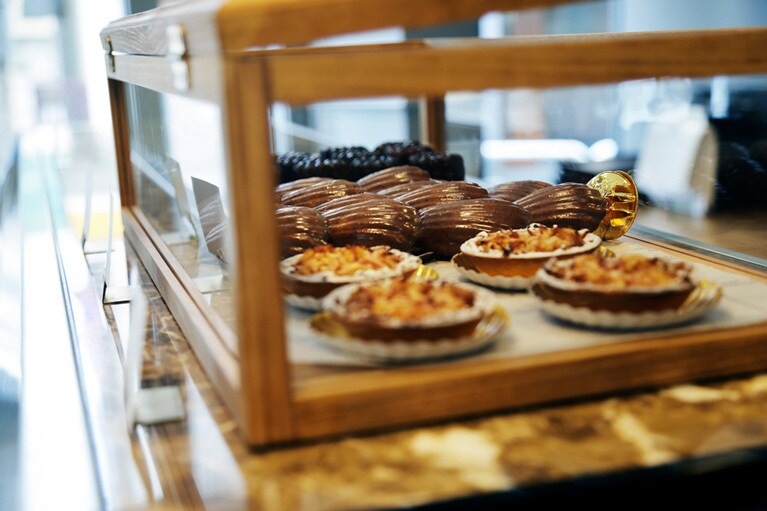 木枠のケースの中には焼きたてのカヌレやマドレーヌ、タルトが。