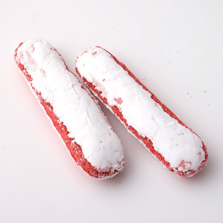 ビスキュイ・ローズ 12本入り 830円。シャンパーニュ地方で伝統的につくられる、ピンク色のビスキュイ。シャンパンの試飲の際に一緒に食べられる。