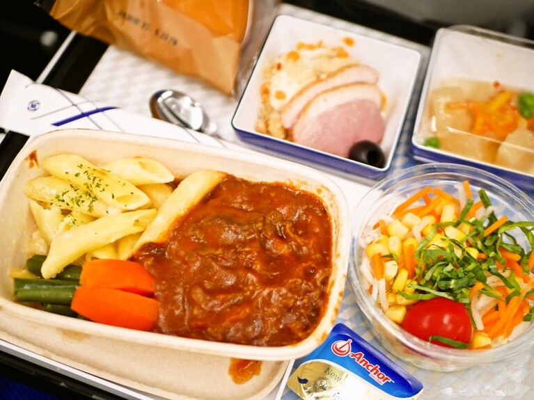 行きのフライトで供された機内食。こってりしてるけど重くないハッシュドビーフがいいんだ。