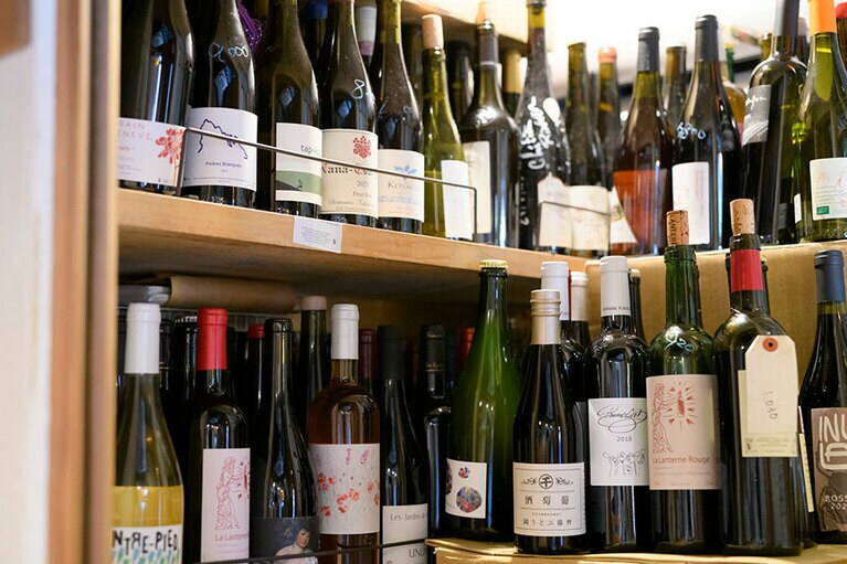 セラーの一部。ワインはグラス 900～1,200円、ボトル 5,500円～。