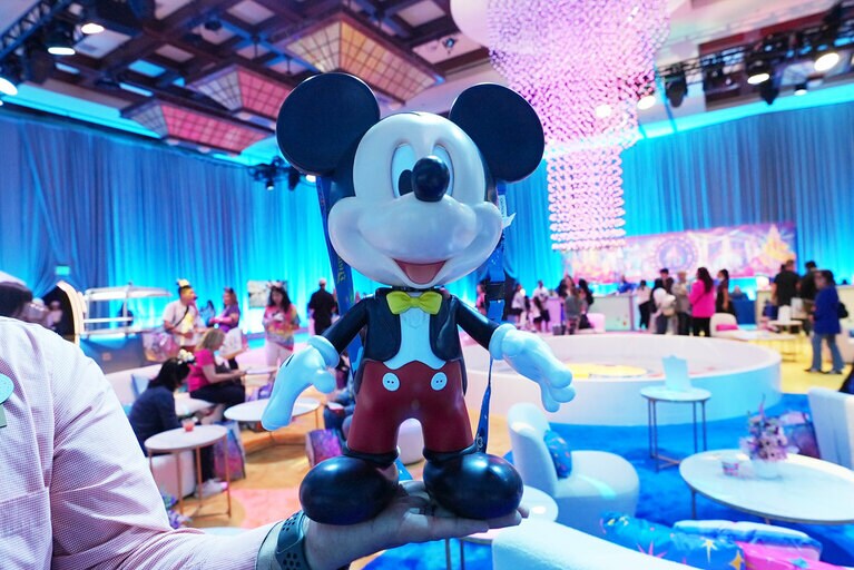 喋って動く!?　ミッキーマウスのポップコーンバケット。