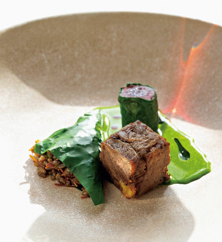 低温でじっくり火を入れしたラムとドライフルーツ入りフリーカは宮廷料理の再解釈。