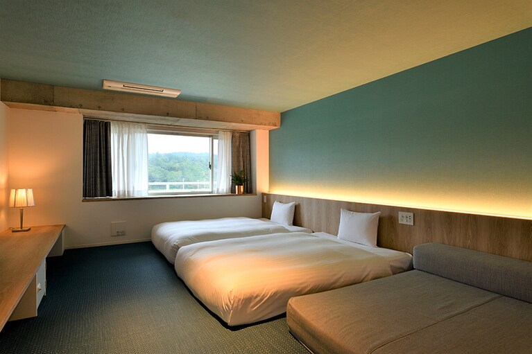 世界遺産に登録されたやんばるの森や、沖縄美ら海水族館などへもアクセスしやすい、恩納村に2022年7月に開業した星野リゾート　BEB5沖縄瀬良垣。写真は「デラックススイート」のベッドルーム。