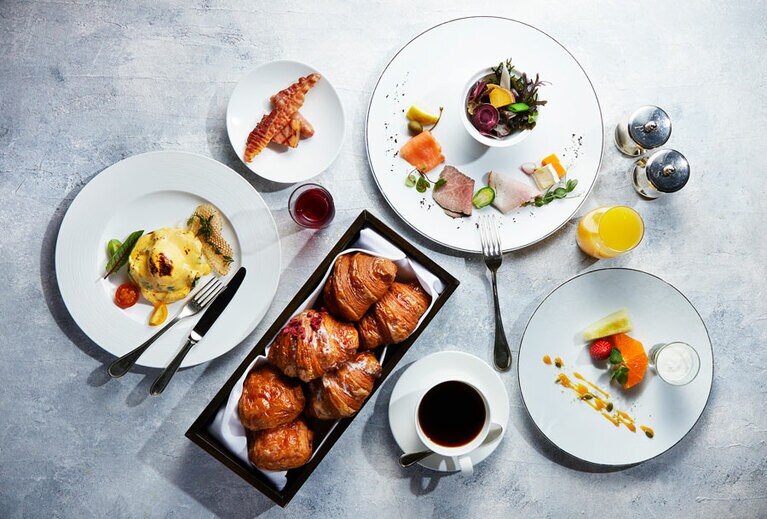 ピエール・エルメ・パリの焼き立てクロワッサンや、できたて卵料理などで大人気の「インターナショナルブレックファスト」。