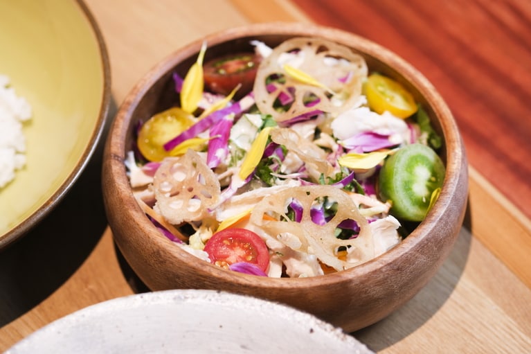 添えられた「チャイニーズチキンサラダ」。