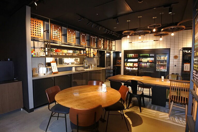 バーからさらに奥へ進むとレストラン。スナックやドリンクは24時間、購入できます。