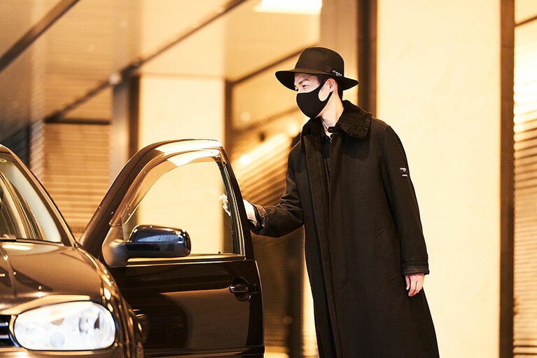 スタッフのユニフォームは、ヨウジヤマモト社の「Y's BANG ON!」とのコラボ。