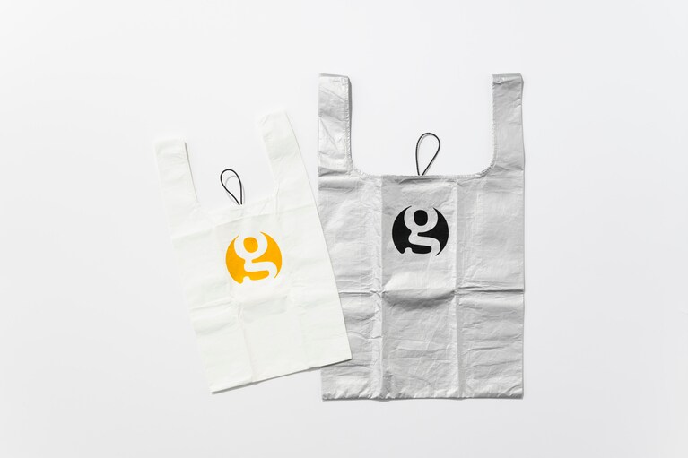 ゴッサマーギア“タイベック リフレクティブ エコバッグ”／Sサイズ 3,960円、Mサイズ 4,290円。