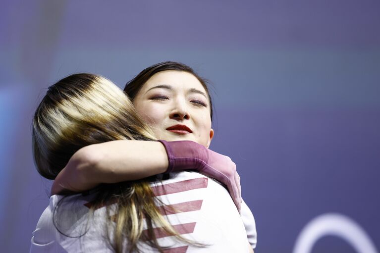 アリサ・リウと坂本花織の「感動のハグ」…（次ページは中井亜美と「涙のハグ」→）