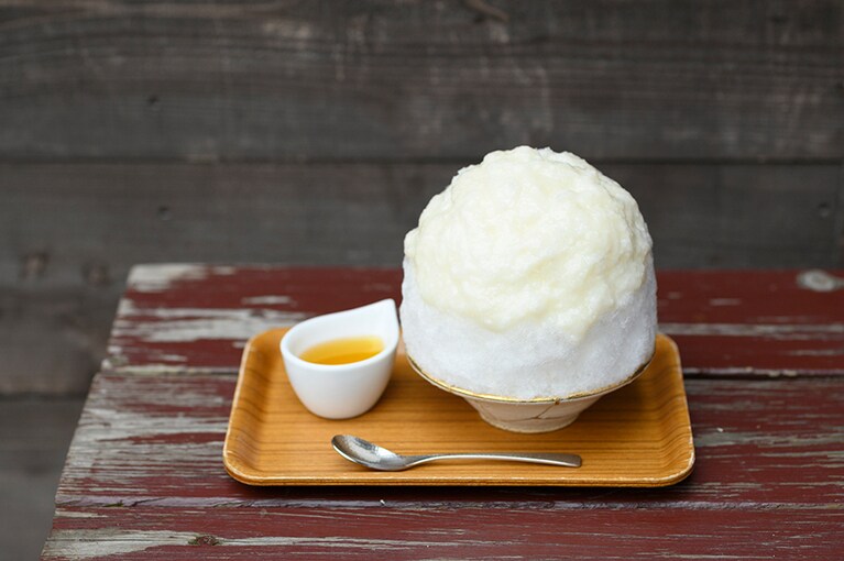 真っ白な佇まいが美しい「米米」。しょうがシロップ、またはいちごシロップ添え(選択可能)。1,300円。