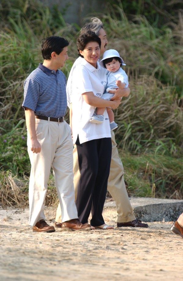 雅子さまは「レーヴドファーム」のTシャツをお召しに　©JMPA