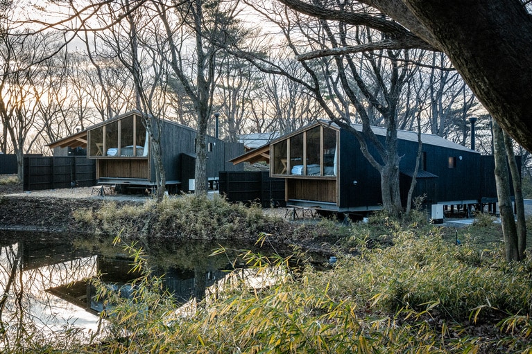 池を囲むように設置された「アースボート」。