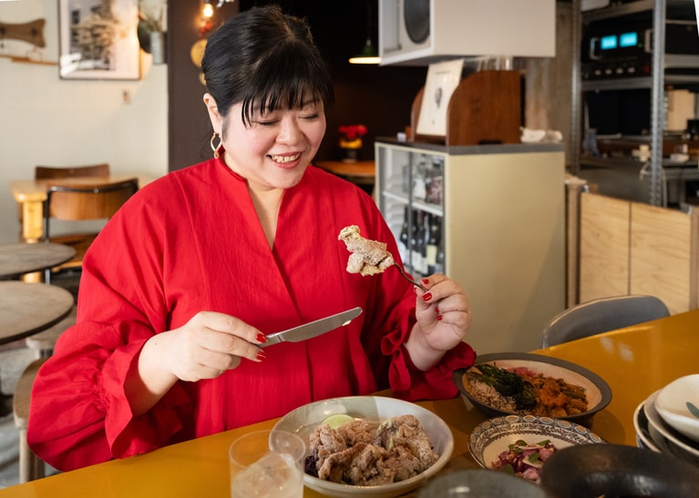 大好物のフライドチキンを前にテンションがアガる！