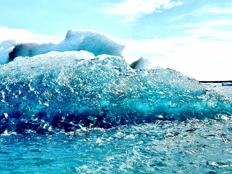 この色はグレーシャーブルーと呼ばれている。