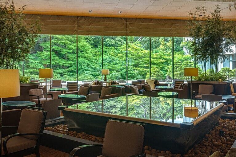 季節や時間ごとに表情を変える日本庭園を望む「ロビーラウンジ バンブー」の店内。