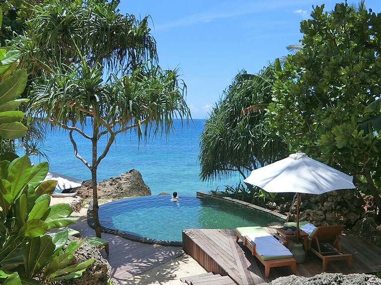 少々食べ過ぎてしまった後は、インフィニティプールで泳いで消化。