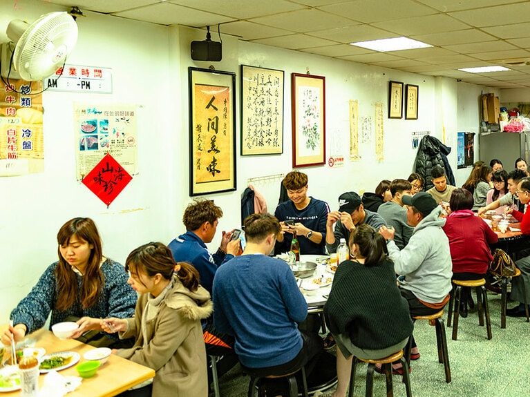 白飯(15元／1杯)で夕食を楽しむ人々も。