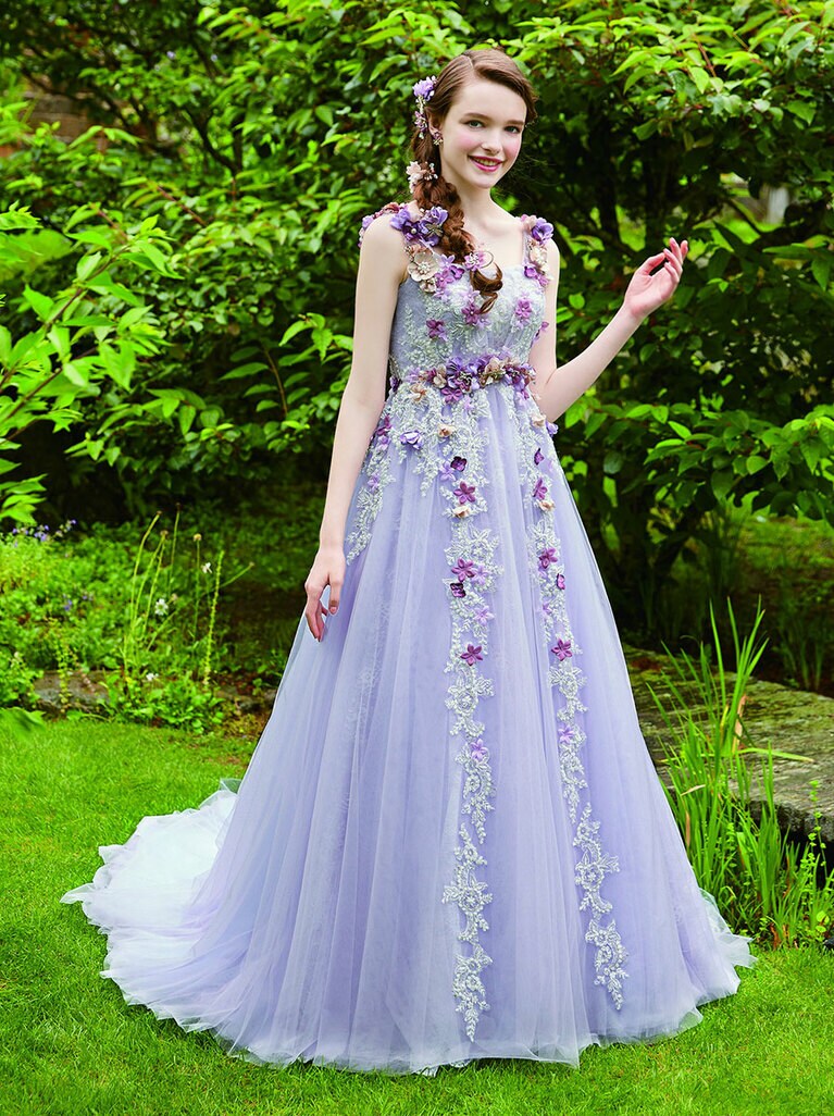 ラプンツェルを象徴するパープルカラーのドレスや、三つ編みヘアに飾られた花を連想させる立体的な小花柄のレースを使ったホワイトドレスなど、「塔の上のラプンツェル」のラプンツェルには新たに3種が登場。(C)Disney