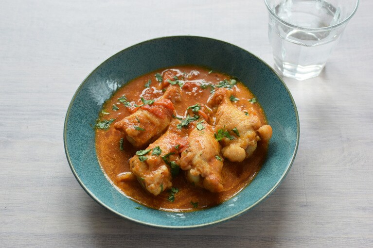 現地で人気の「アヤム・マサッメラ」。トマトのフルーティーなコクと、あと味に広がる唐辛子の辛さがやみつきに。