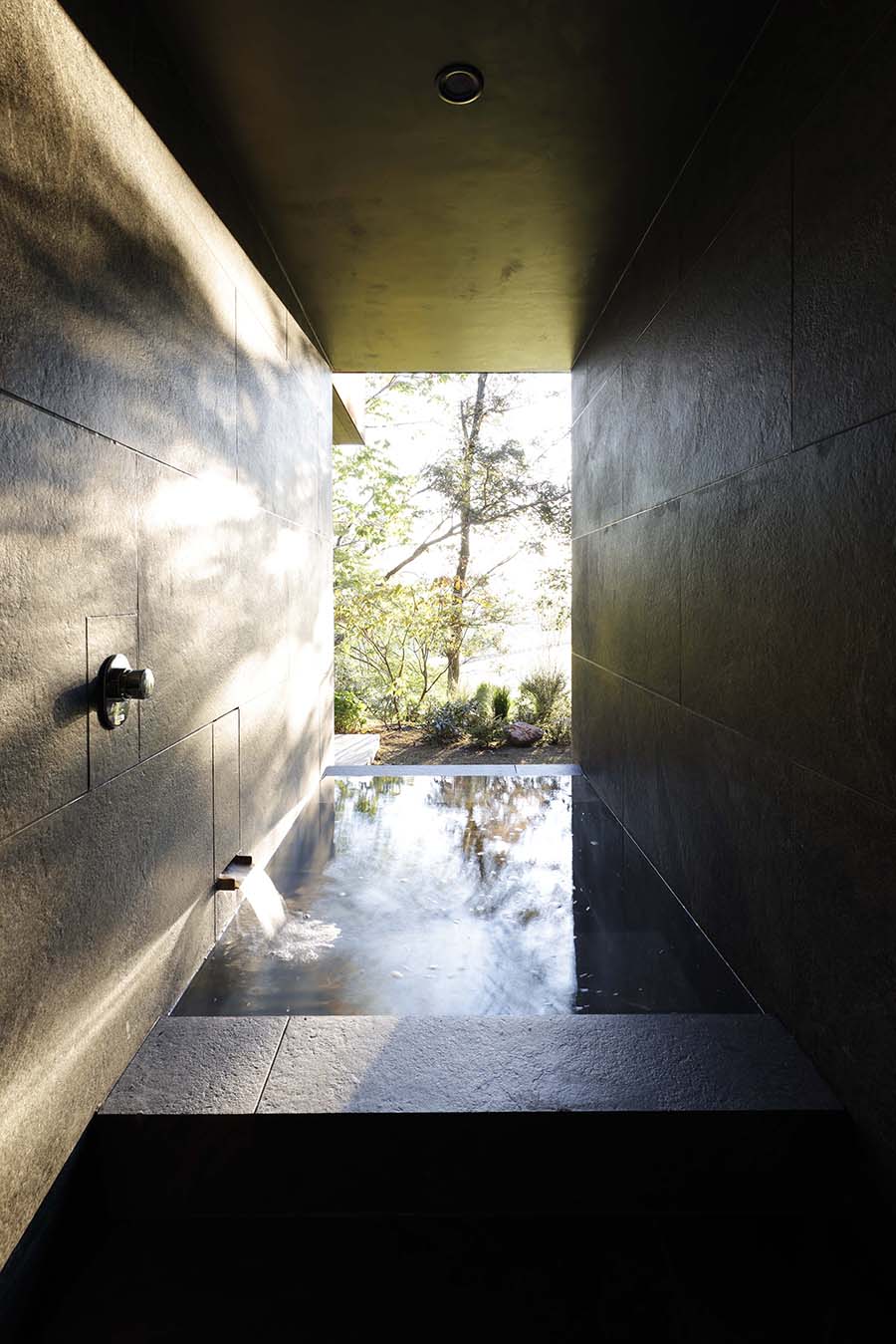 水風呂では陽の光と新緑を感じられ、爽快感は格別です。©KOZO TAKAYAMA