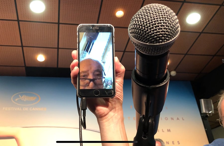 ゴダール先生が話す画面の下の方にマダムアヤコがいるのがおわかりだろうか。この画像は自分のiPhone を画面に向けて動画で撮ったものの一部。