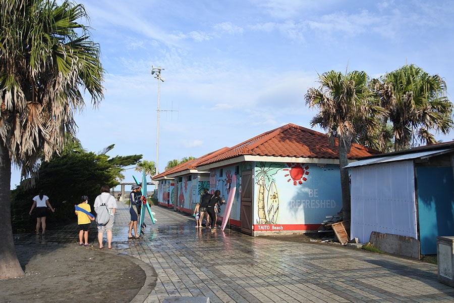 駐車場などの施設が充実した太東海水浴場。