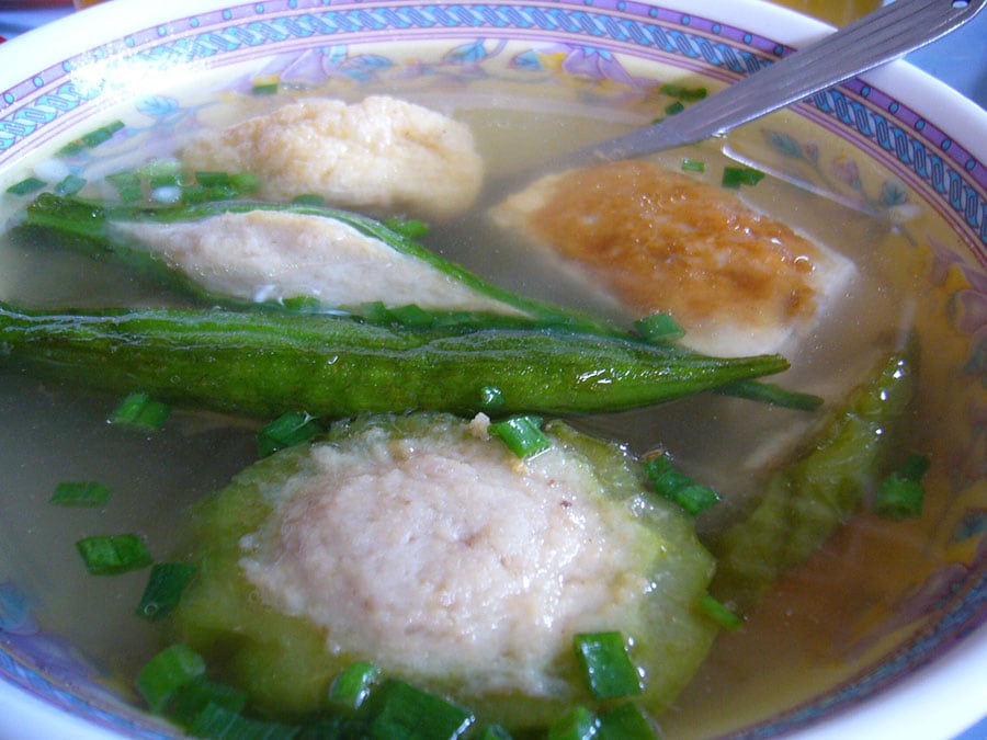 オクラ、苦瓜、豆腐などの具に、魚のすり身などで作った餡がはさんである。鶏スープが定番で、地域によっては甘めの醤油ダレで食べることも。シンガポールでも人気。