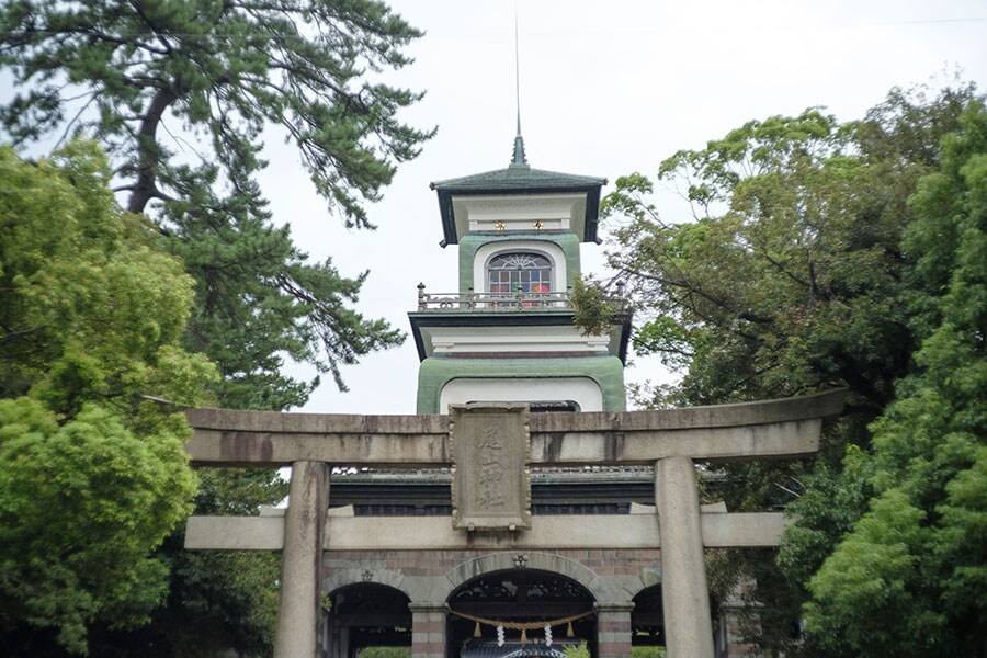 加賀藩初代藩主・前田利家公と、正室お松の方を祀る尾山神社。和漢洋の3つの建築様式が用いられた「神門」は、国指定の重要文化財。