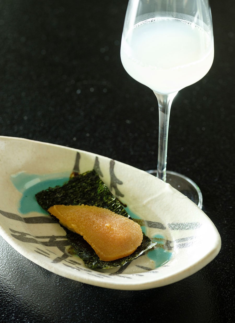 “発酵からすみ”。まるで平貝のような大きさに驚く。初めての食感、初めての味。日本酒が進んで困る。