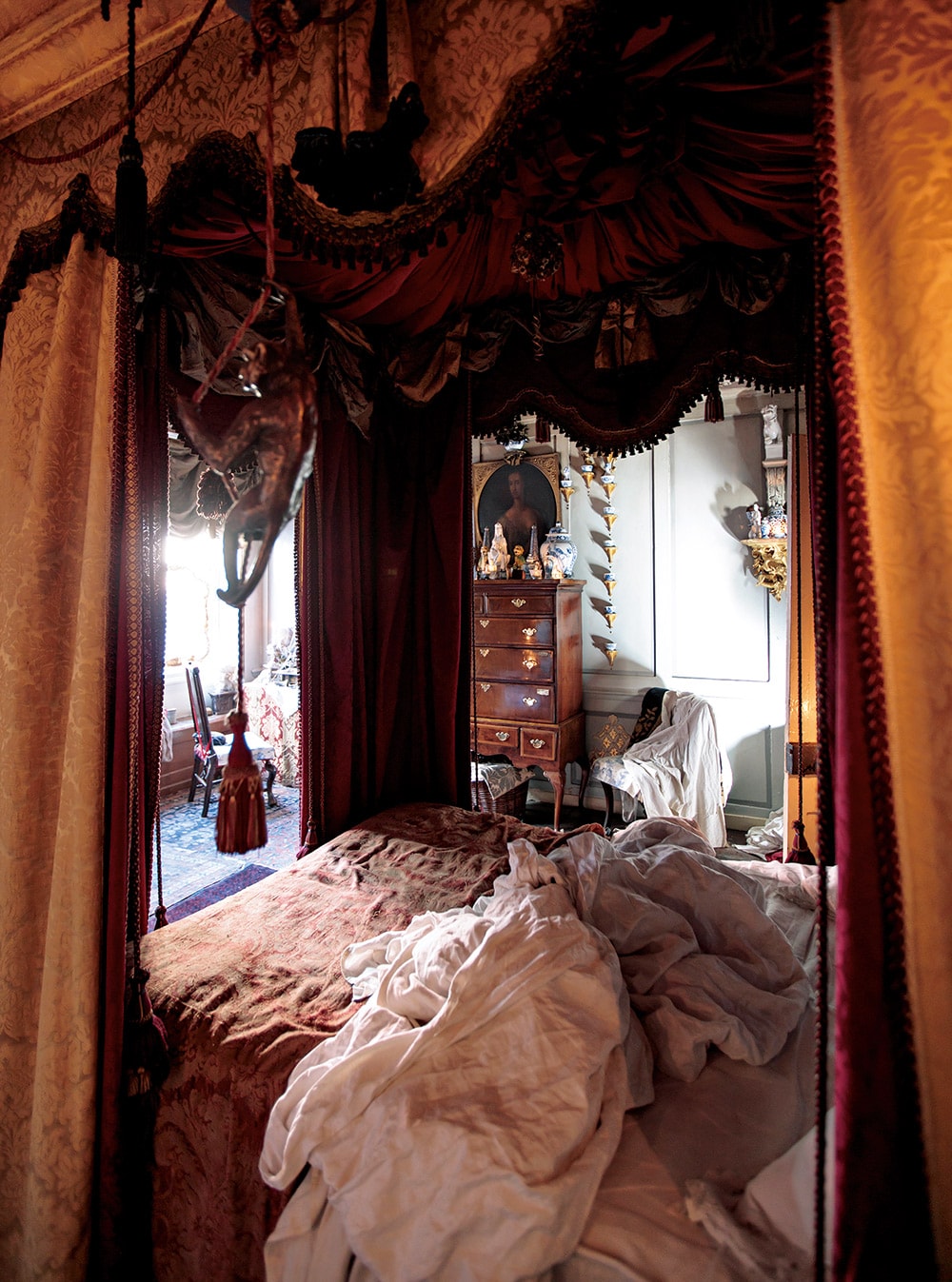 アイザックの息子の妻エリザベスが起き上がったばかり、という様相の寝室。