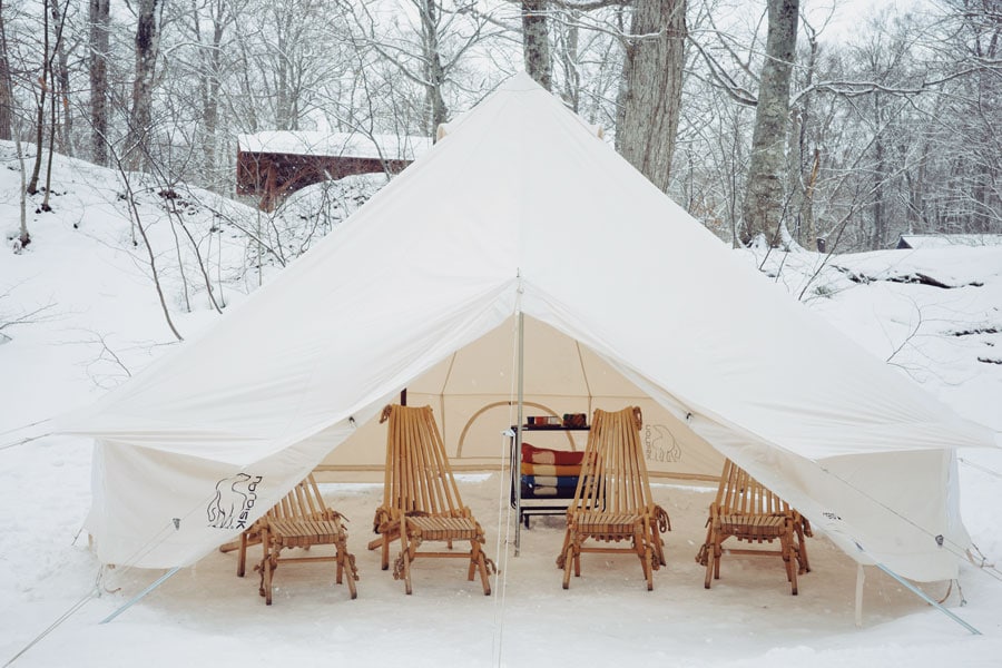 冬の外気浴は、テントの中でゆったりと。椅子に深く腰掛け、目を閉じて心ゆくまで瞑想して。（十和田サウナ　青森）