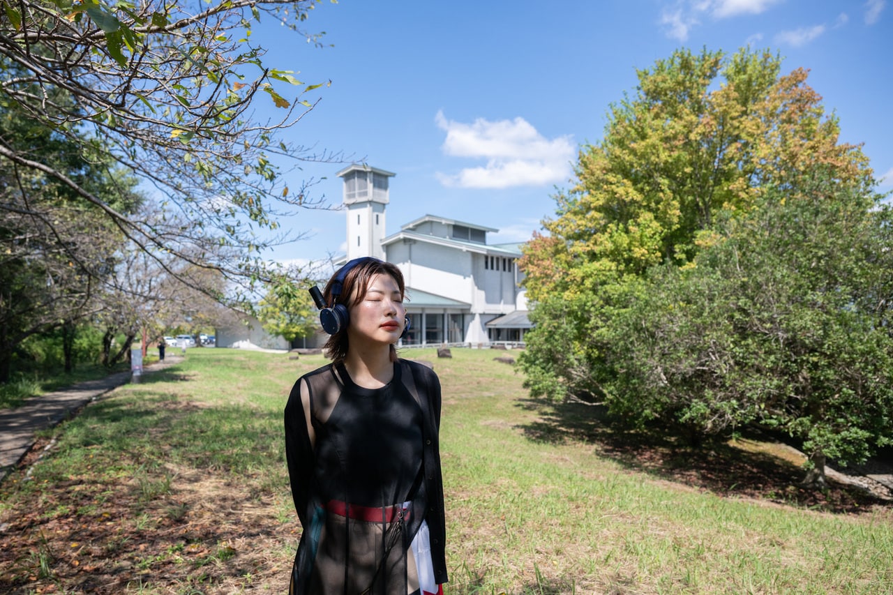 展示会場のひとつである愛知県陶磁美術館でクォン・ビョンジュン(Kwon Byungjun)のサウンドインスタレーション『ゆっくり話して、そうすれば歌になるよ』を鑑賞する升味さん。名古屋市だけでなく、瀬戸市の文化や歴史を感じることができるのも魅力だ。