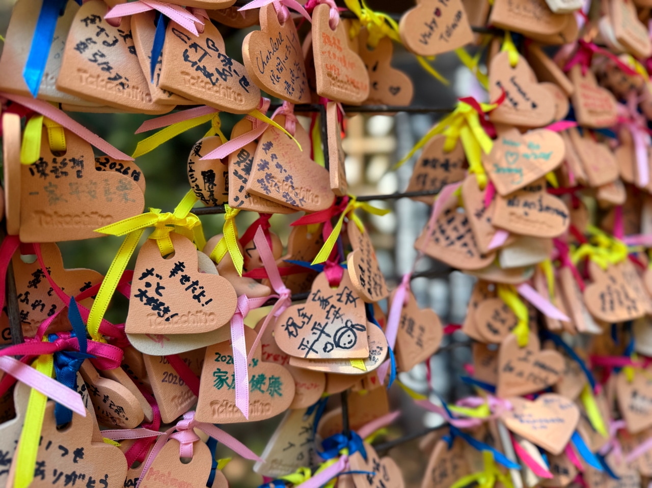 遊歩道途中にあるハートの素焼きプレート。願いを込めてその場にリボンで結んでもよし、持ち帰ってもよし。