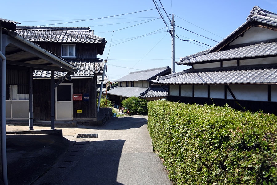 水資源が豊富で、暮らしやすい豊島。弘法大師が修法を行ったという伝説も。旧暦3月21日にはお遍路さんにおにぎりやお茶をふるまう、“お接待”が行われています。