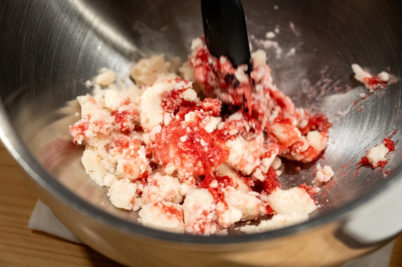 そぼろの元となる白餡にいちごを混ぜていく。