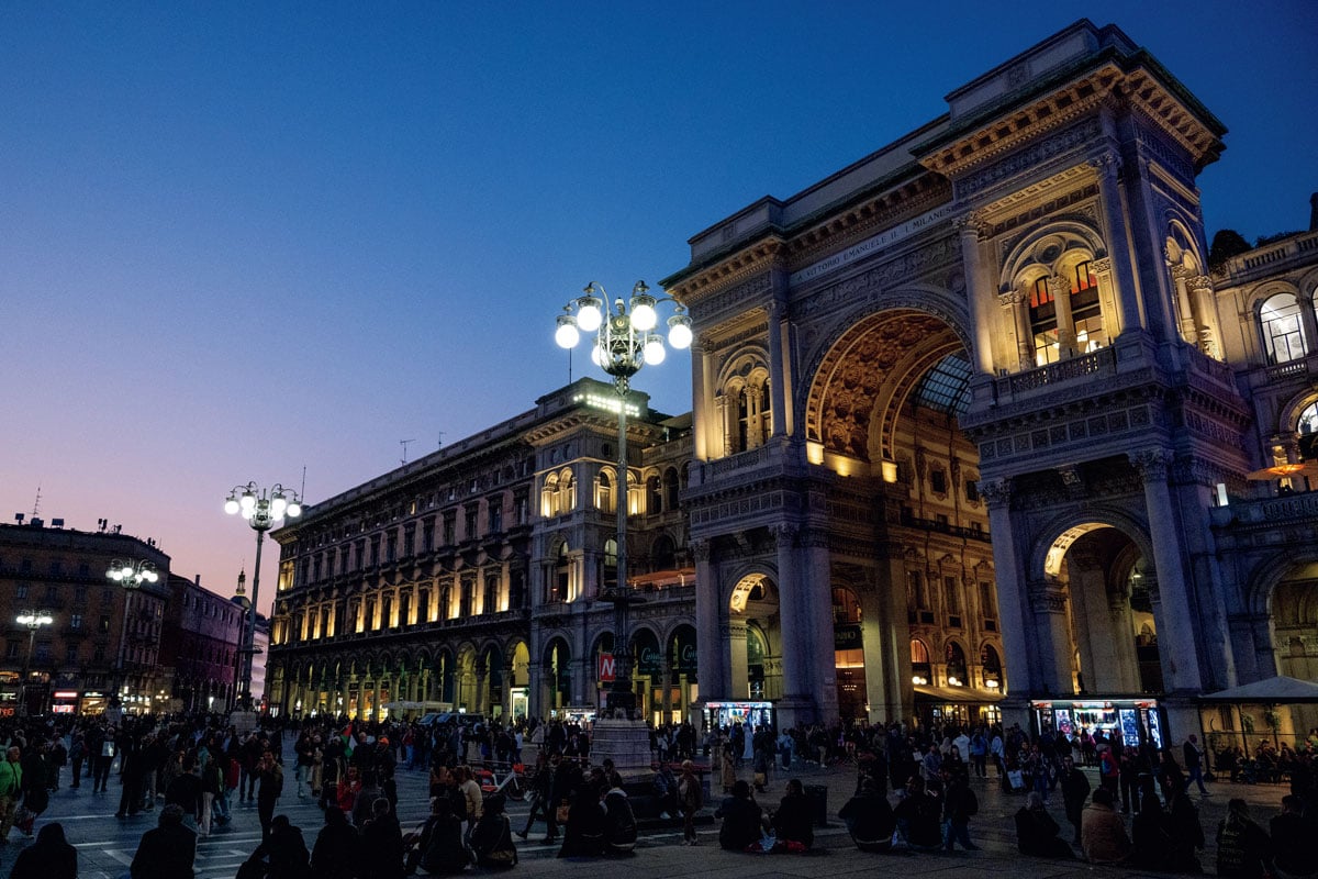 夕暮れとともにあかりが灯るドゥオーモ広場のガッレリア。完成は1877年頃。昼間は中のアーケード中央のガラス製のドーム状天井から光が注がれ美しい。