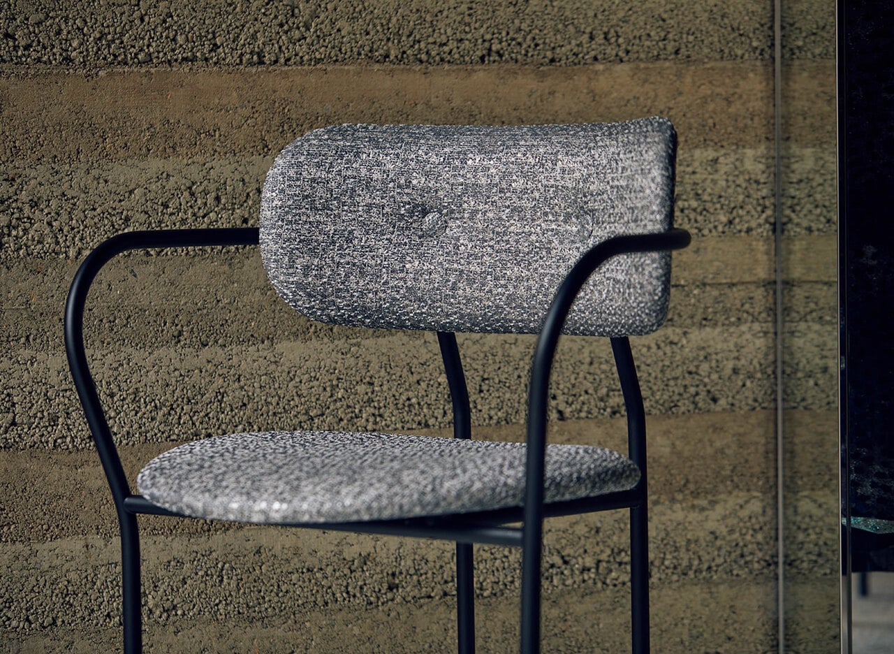 空間のそこかしこに置かれた家具もHOSOOの織生地があしらわれて。