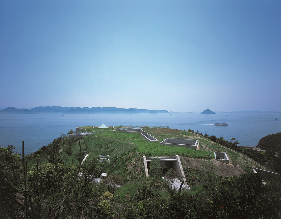 南部の美術館エリアにある、地中美術館。その名のとおり、ほとんどが地下に築かれた、独創的な建築です。写真：藤塚光政