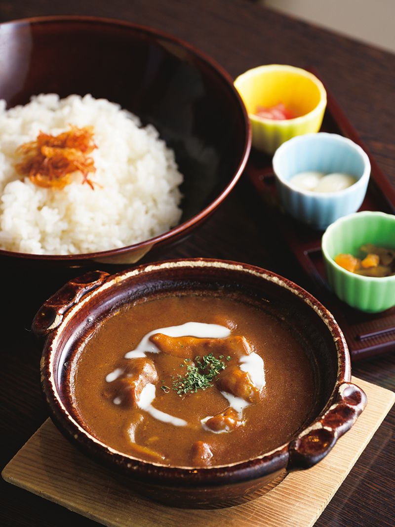 ポーク カレーライス（1,800円）。土鍋にゴロッと入った豚バラ肉も柔らかく、激しいスパイスも使っていないので親しみ深い味わい。