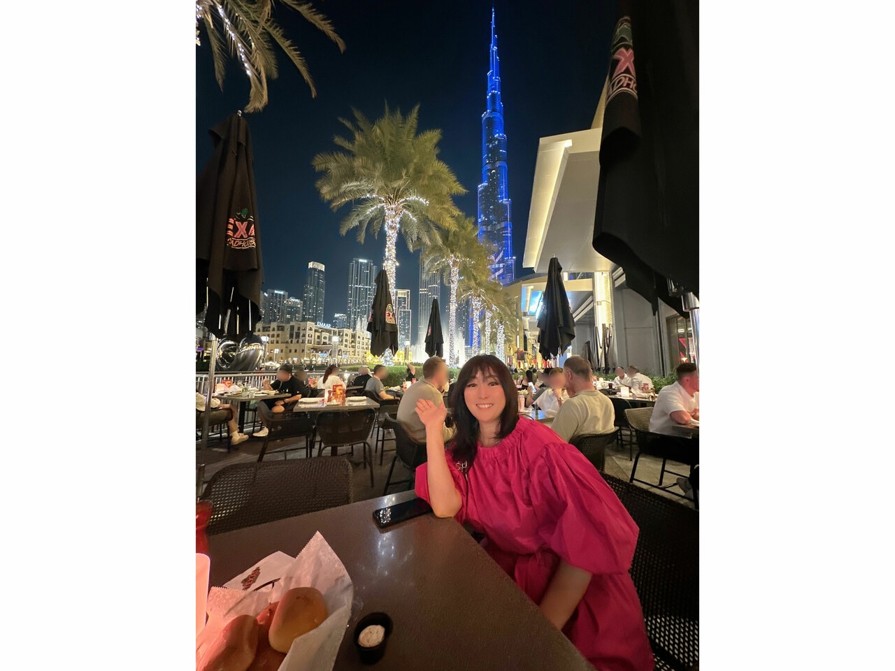 ドバイのブルジュ・ハリファをバックに（本人提供）