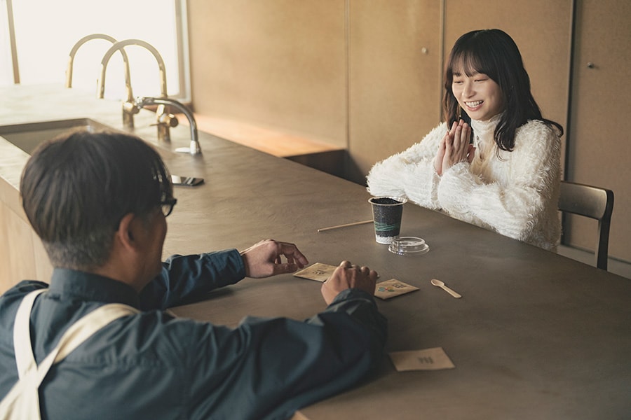 渋谷区ふれあい植物センターの小倉 崇さん。「渋谷ルッコラ」はごま油のような香りが特徴とのこと。