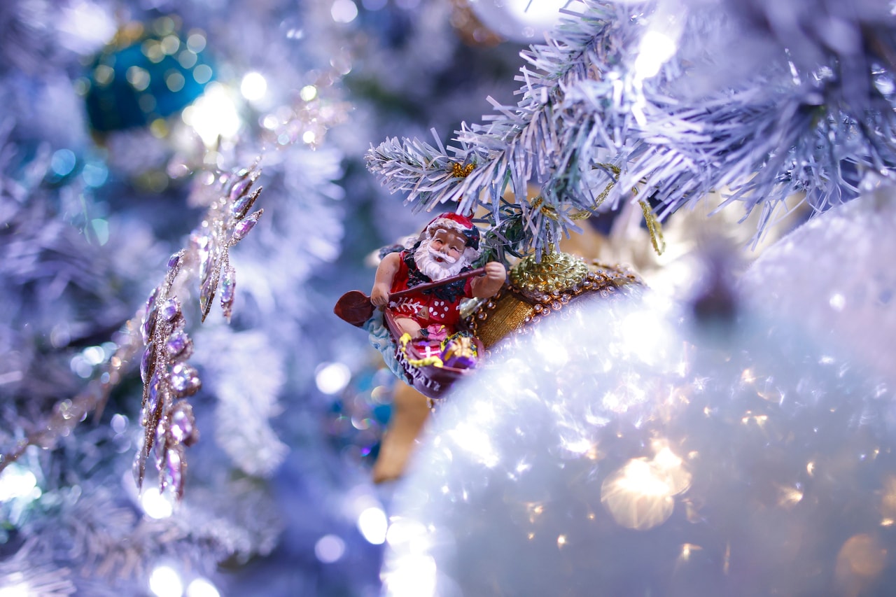 海で遊ぶサンタさん。